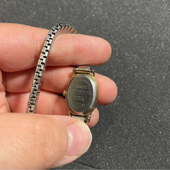 Timex Ladies Quartz Watch T82 Gold Tone Stretch Bracelet Working New Battery - Picture 5 of 7